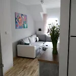 Modern & Bright Apartment, Free Parking, Away From Crowds דירה
