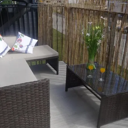 Modern & Bright Apartment, Free Parking, Away From Crowds