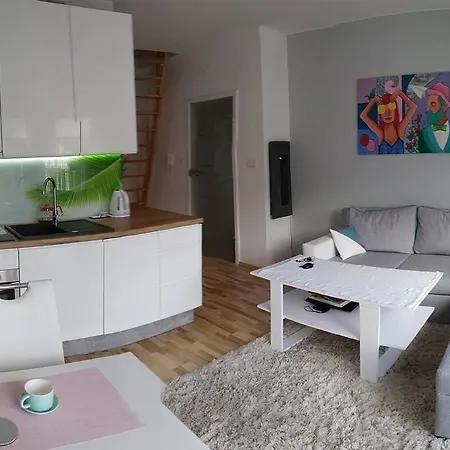 Modern & Bright Apartment, Free Parking, Away From Crowds