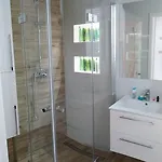 Modern & Bright Apartment, Free Parking, Away From Crowds * Krakau