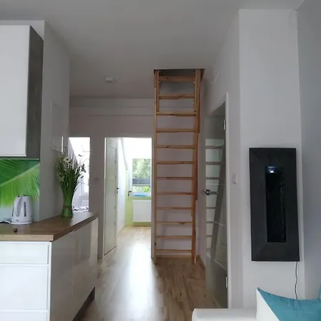 Modern & Bright Apartment, Free Parking, Away From Crowds *